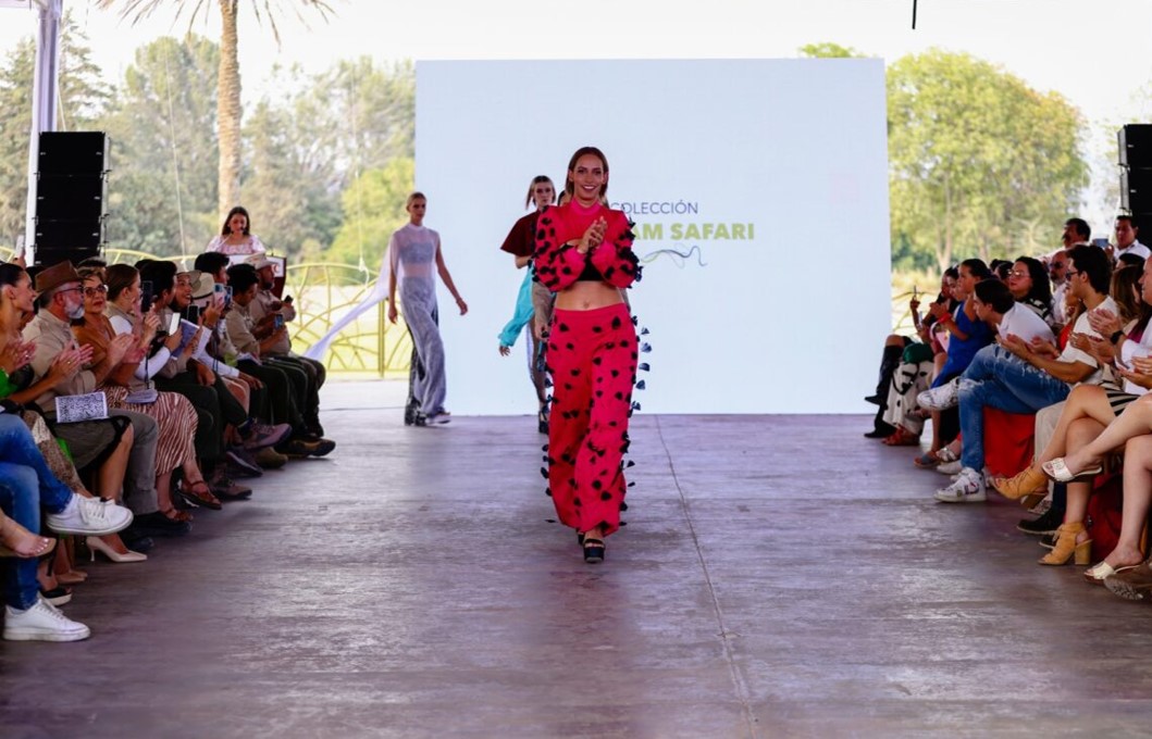 Estudiantes de la Anáhuac Puebla deslumbran con su creatividad en moda en el Front Row 2024