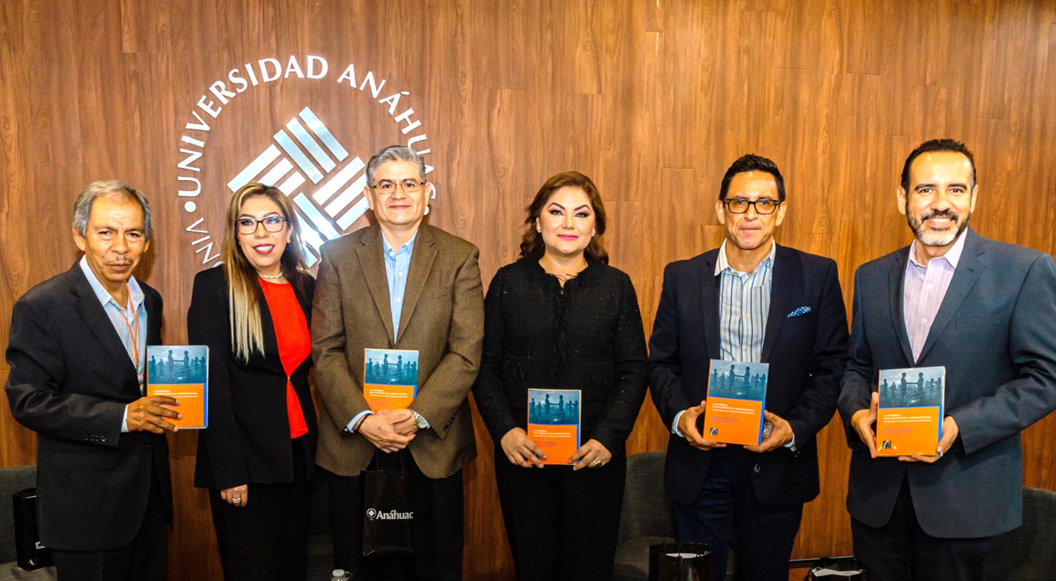 Excelencia de investigación en la presentación del libro “La empresa con perspectiva generacional, un enfoque con técnicas posmodernas” en la Anáhuac Puebla