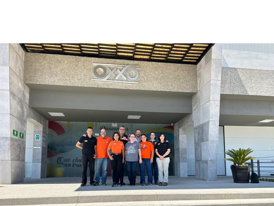 Docentes de la Escuela de Economía y Negocios de la Anáhuac Puebla visitan Centro de Distribución Oxxo