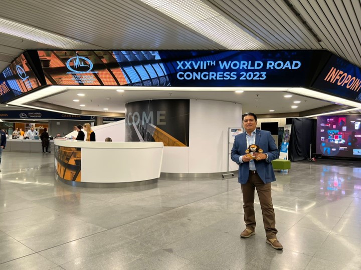 Docente de la Anáhuac Puebla presente en el XXVII Congreso Mundial de Carreteras en Praga