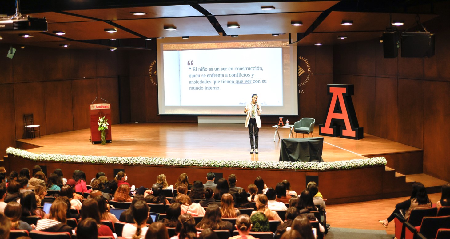 La autora del libro "Psicoterapia de Juego", imparte la Cátedra Prima de la Escuela de Psicología de la Anáhuac Puebla