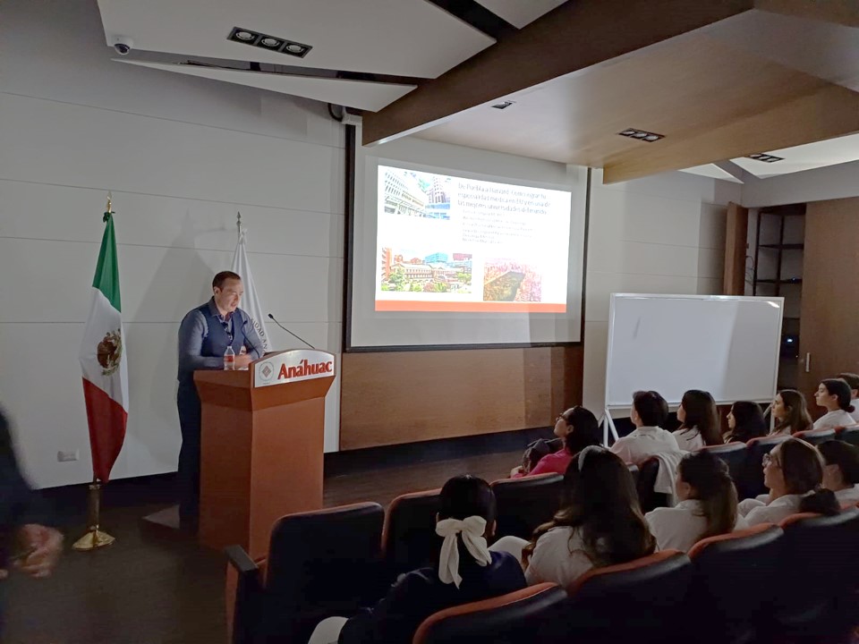 El Dr. Carlos Góngora comparte con futuros médicos de la Anáhuac Puebla el camino hacia la especialización en EU