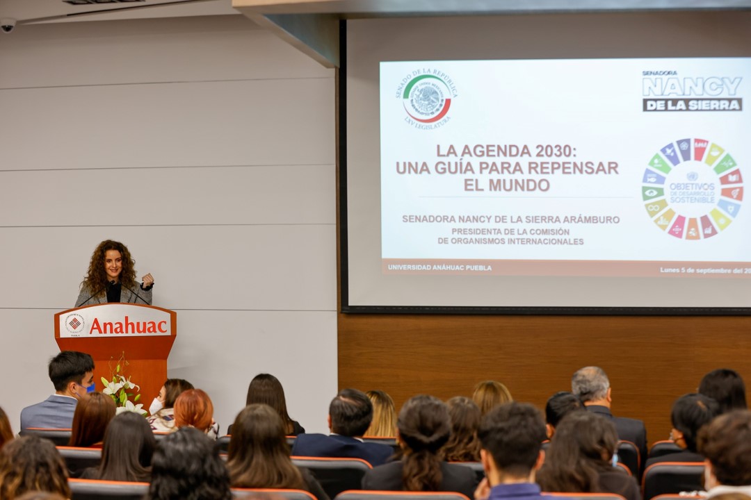Senadora Nancy de la Sierra Arámburo presidenta de la Comisión de Organismos Internacionales comparte con la comunidad Anáhuac Puebla