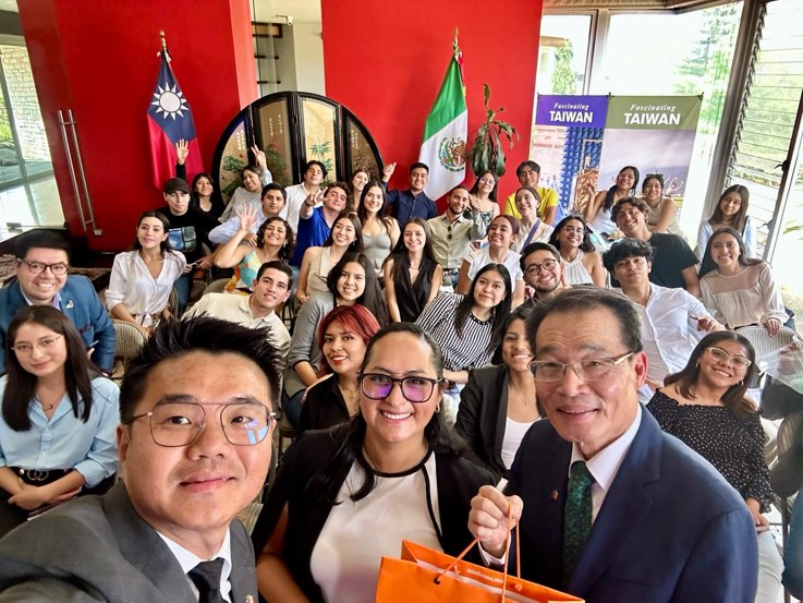 Alumnos Anáhuac Puebla dialogan con Embajador de Taiwán
