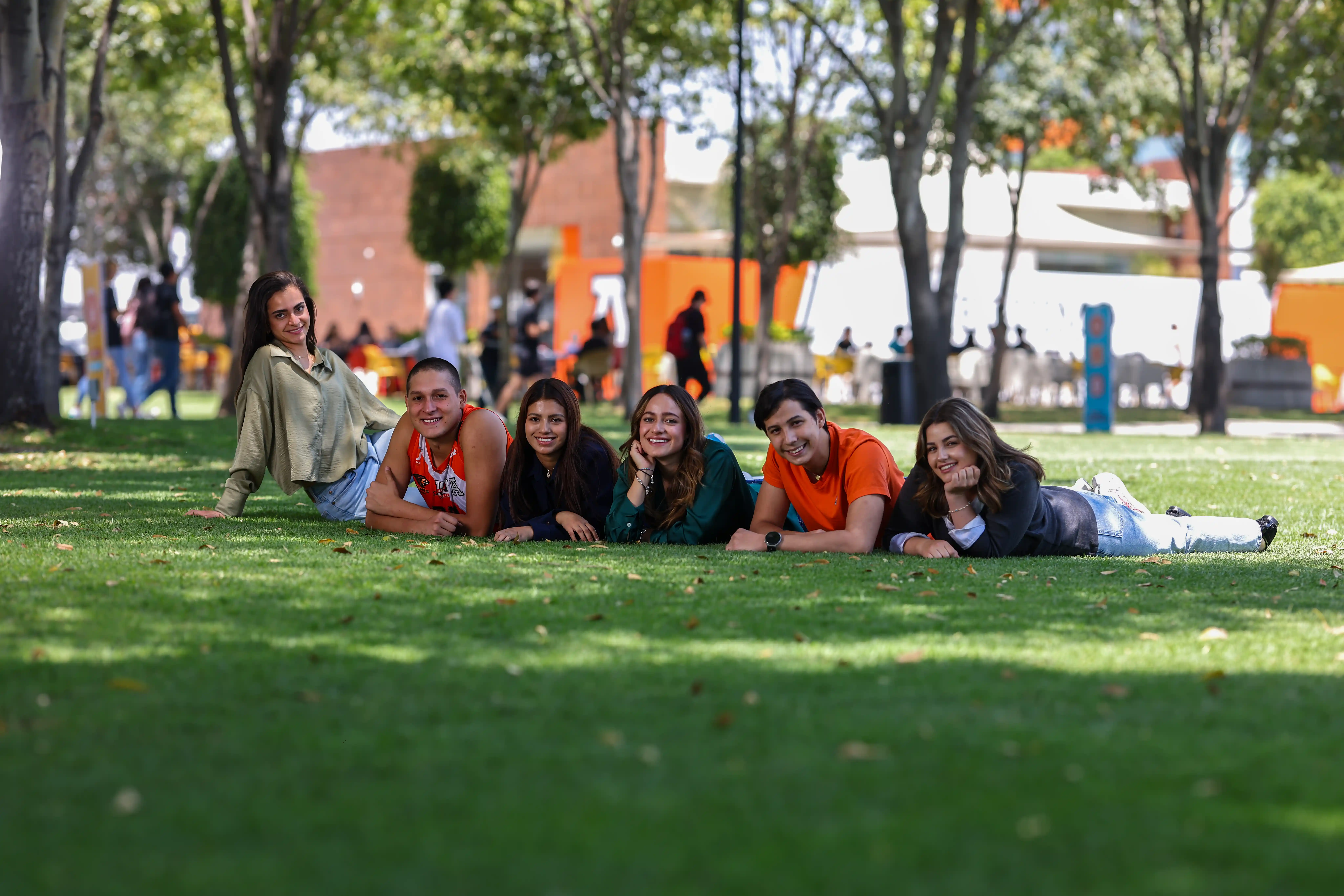 Comunidad estudiantil en una actividad de campus