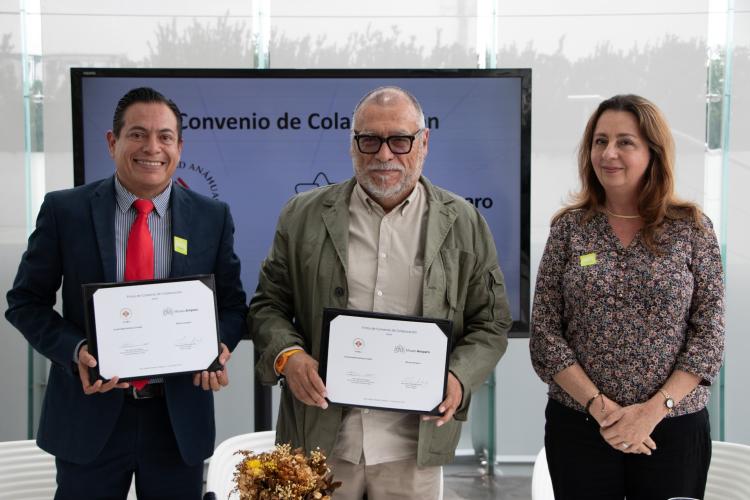 firma-convenio-Anáhuac-Puebla-y-museo-amparo