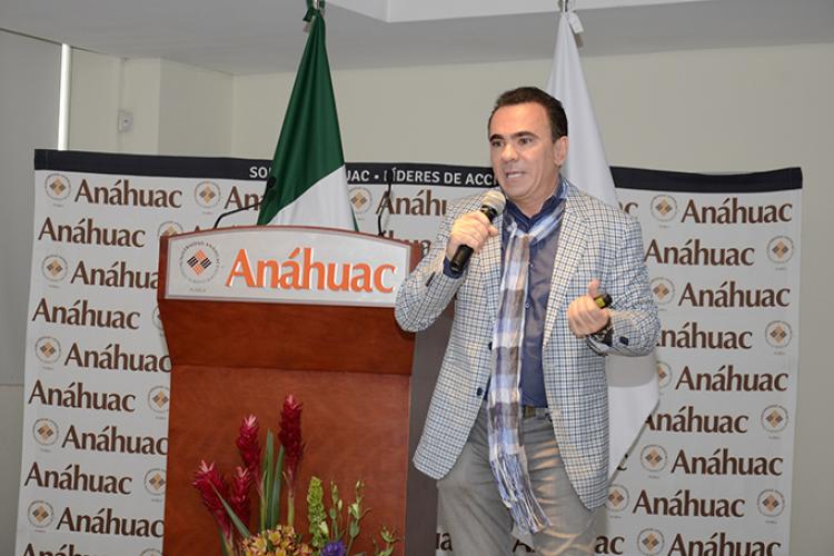 La Universidad Anáhuac recibió a Gerardo Quiroz, uno de los más prolíficos productores de espectáculos en México
