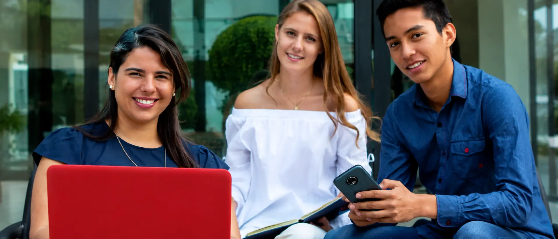 Estudiantes de la Universidad Anáhuac Puebla colaborando en equipo