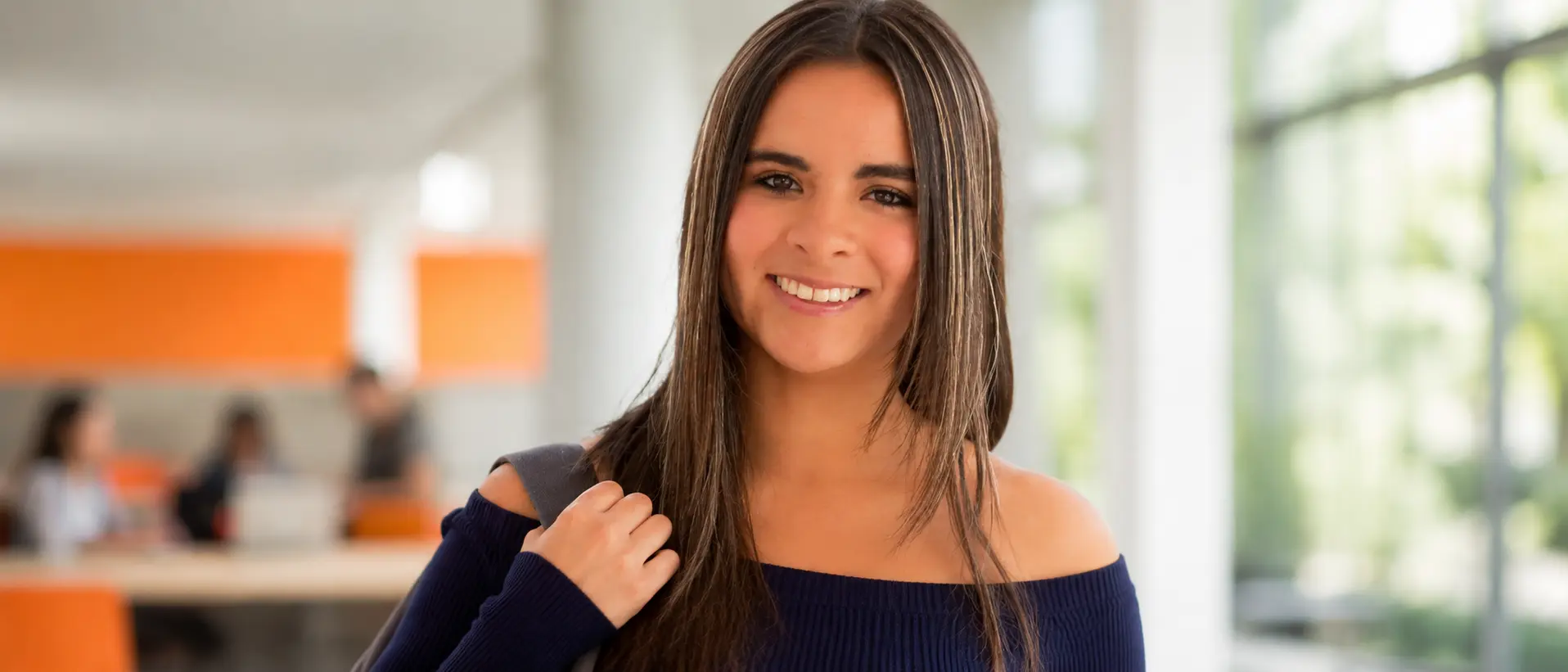 Estudiante de la Universidad Anáhuac Puebla sonriendo
