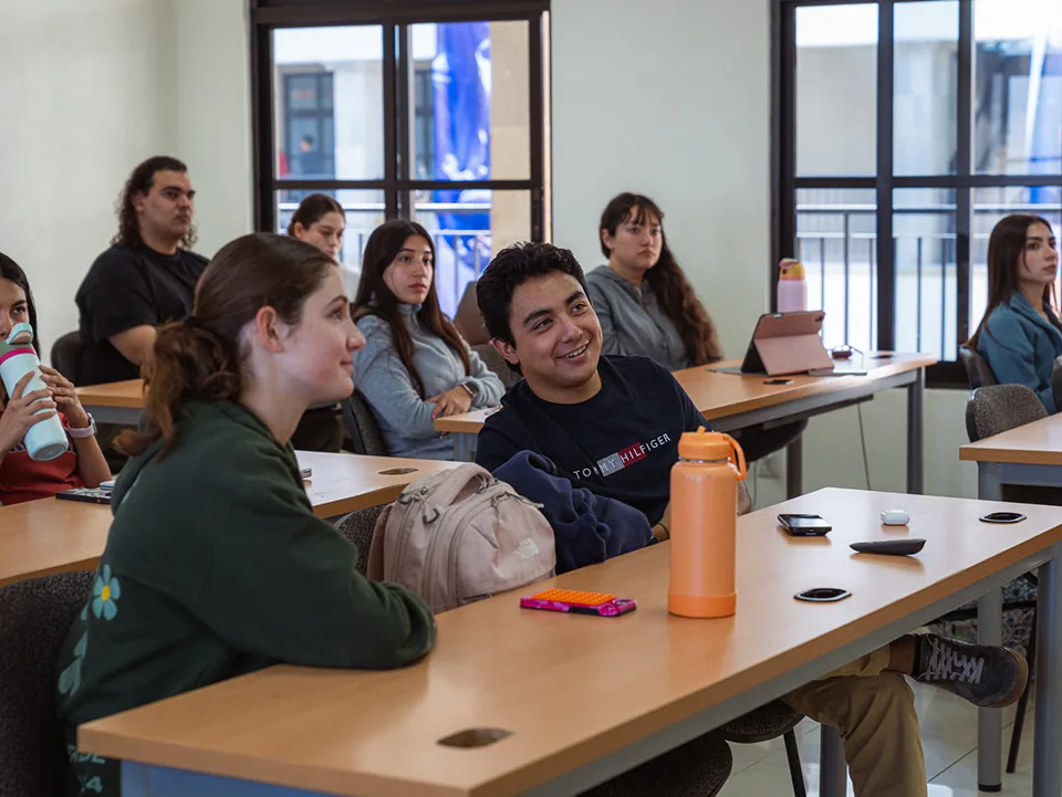 Alumnos participando en una clase del Bloque Anáhuac Electivo