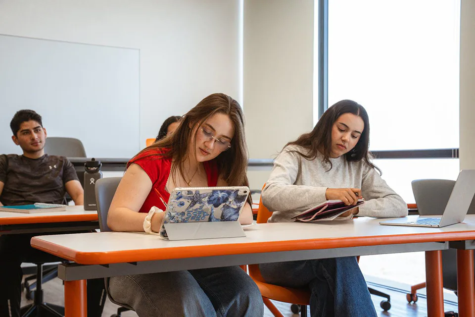 Alumno trabajando durante una clase