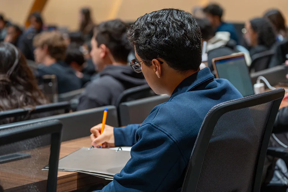 Alumno desarrollando habilidades de liderazgo