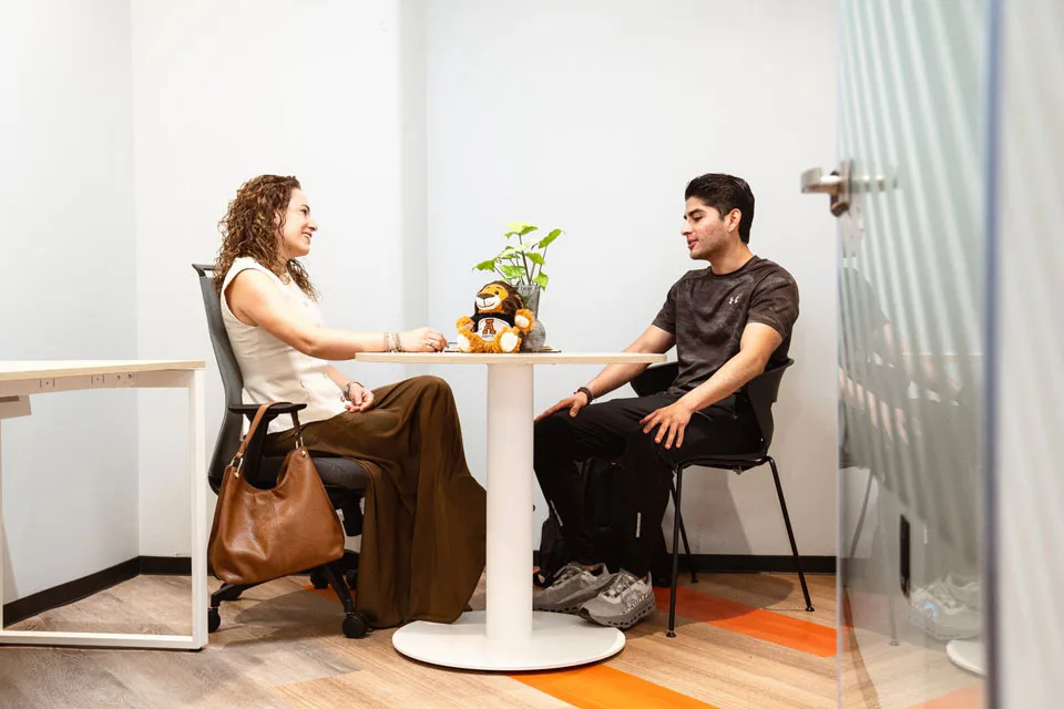 Mentora conversando con un alumno