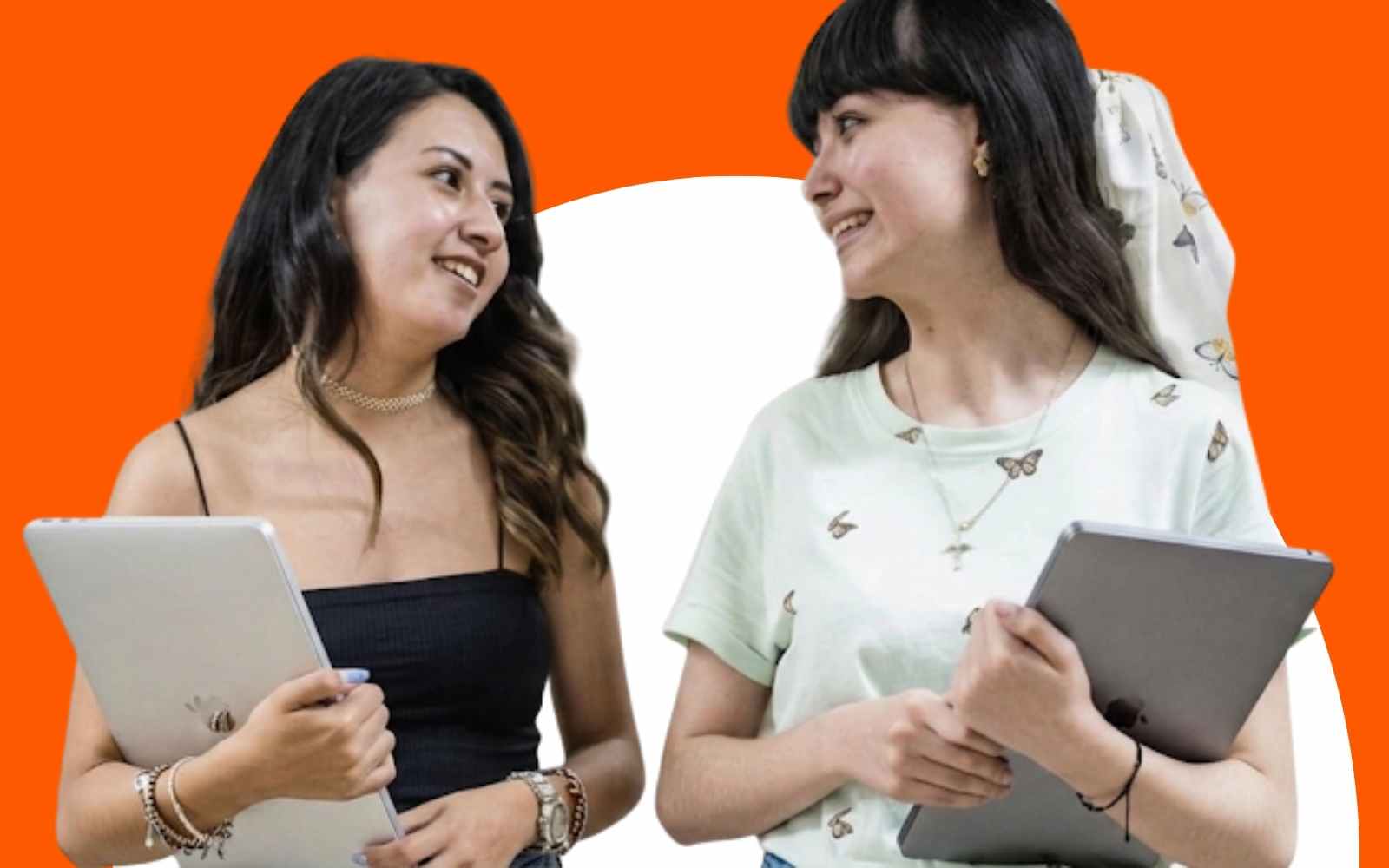 Estudiantes Anáhuac sonrientes con libros