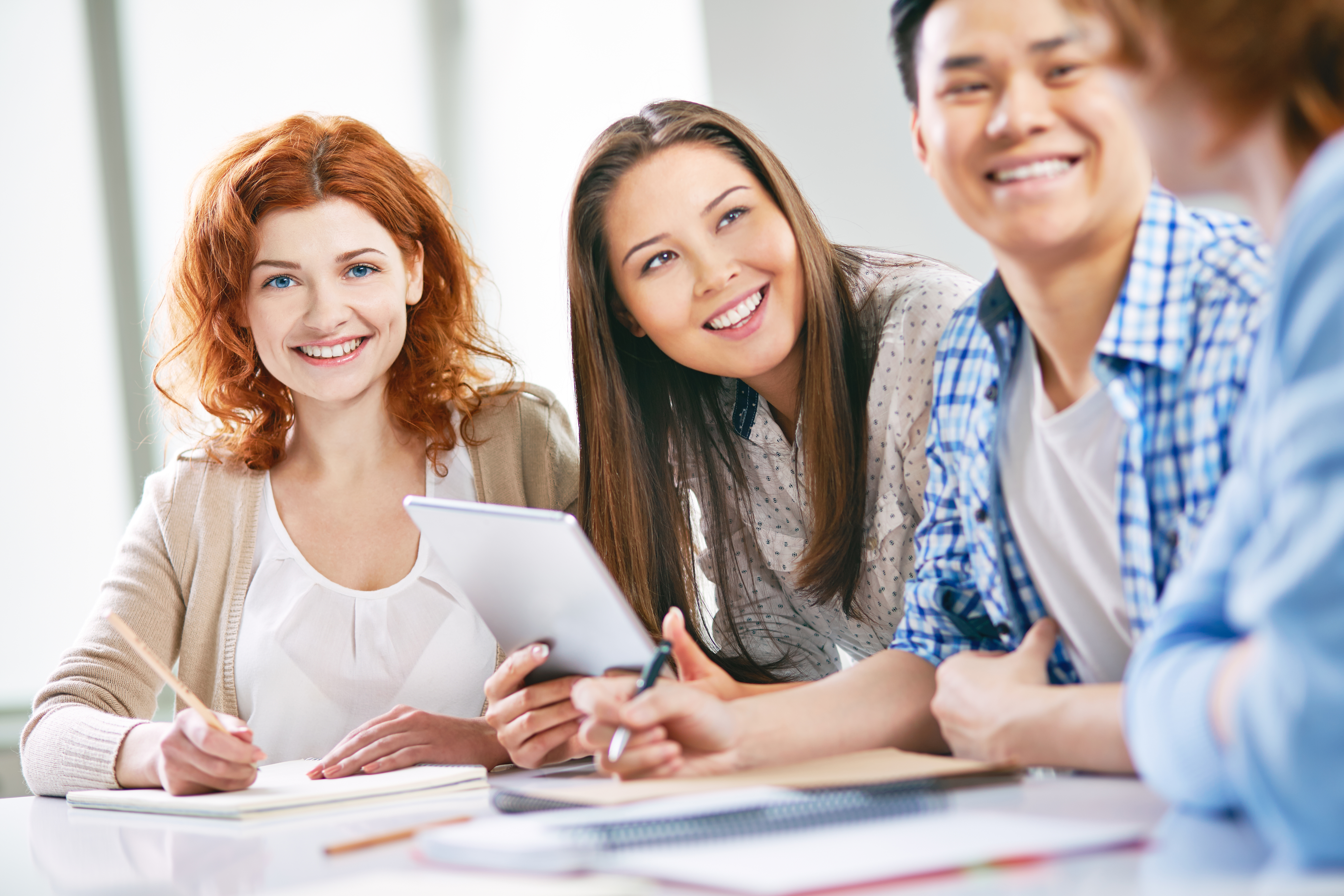 Интеллект преподавателя. Радостные студенты. Счастливые студенты. Фотосессия студентов. Студенты улыбаются.