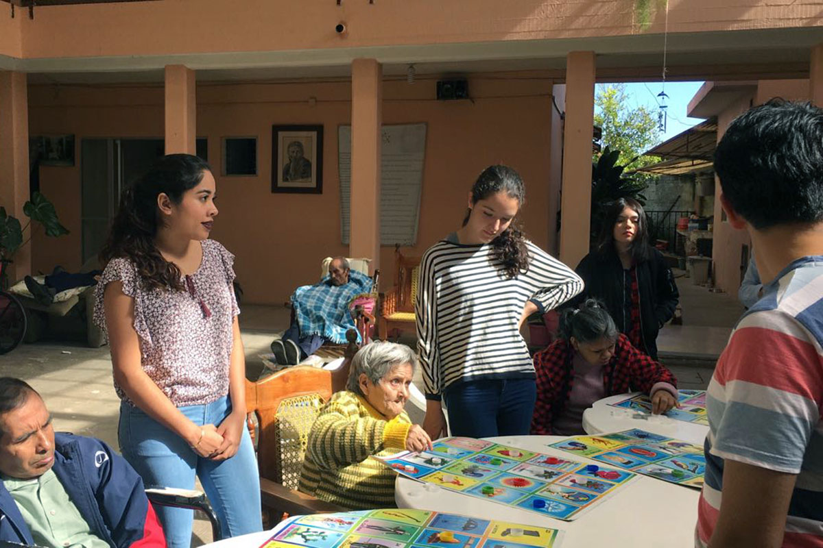 3 / 4 - Alumnos de Psicología visitan el Asilo de Cáritas Xalapa