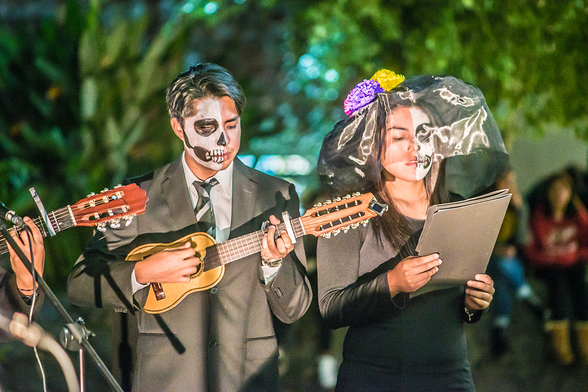 5 / 28 - Tradición y Recuerdos en la Celebración de Día de Muertos