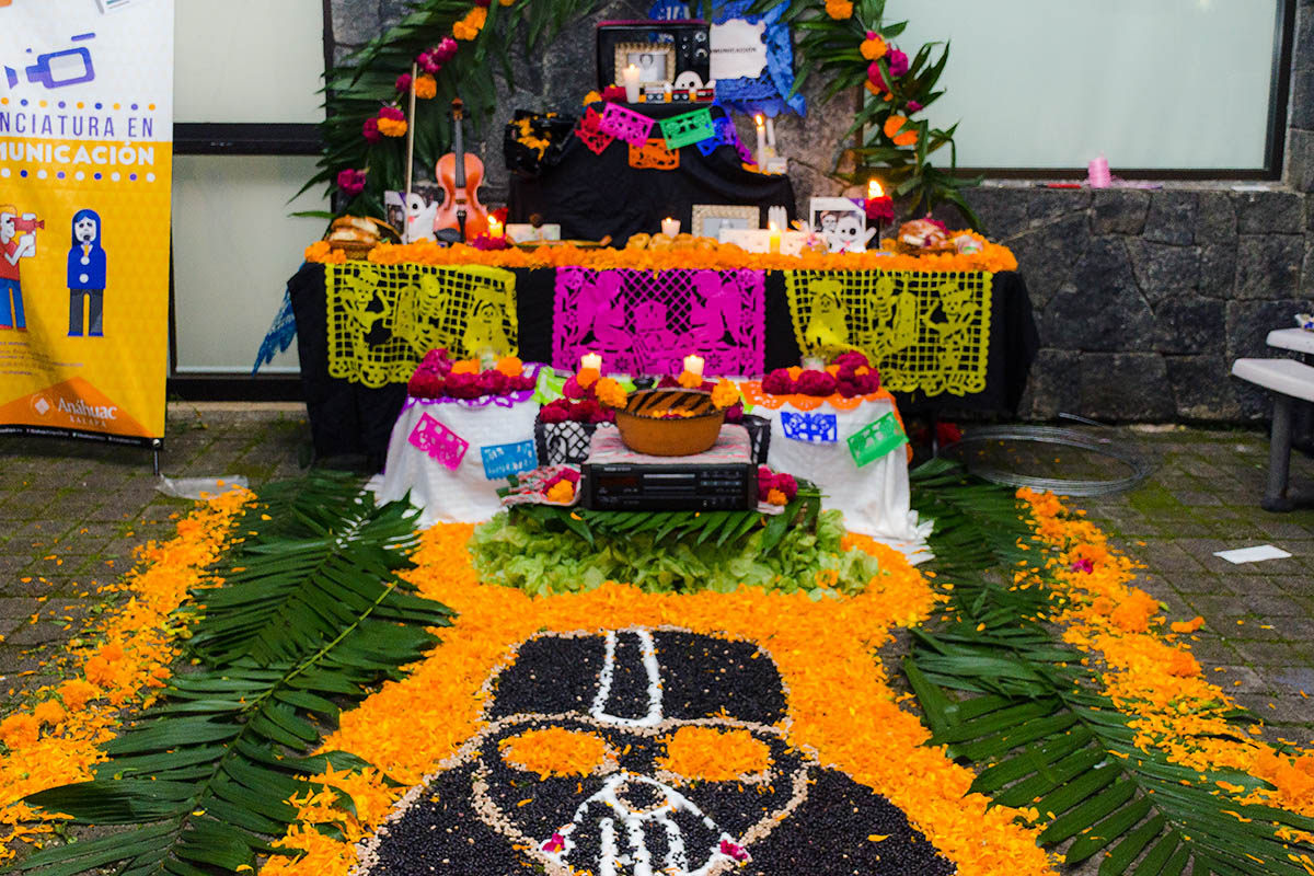 15 / 28 - Tradición y Recuerdos en la Celebración de Día de Muertos