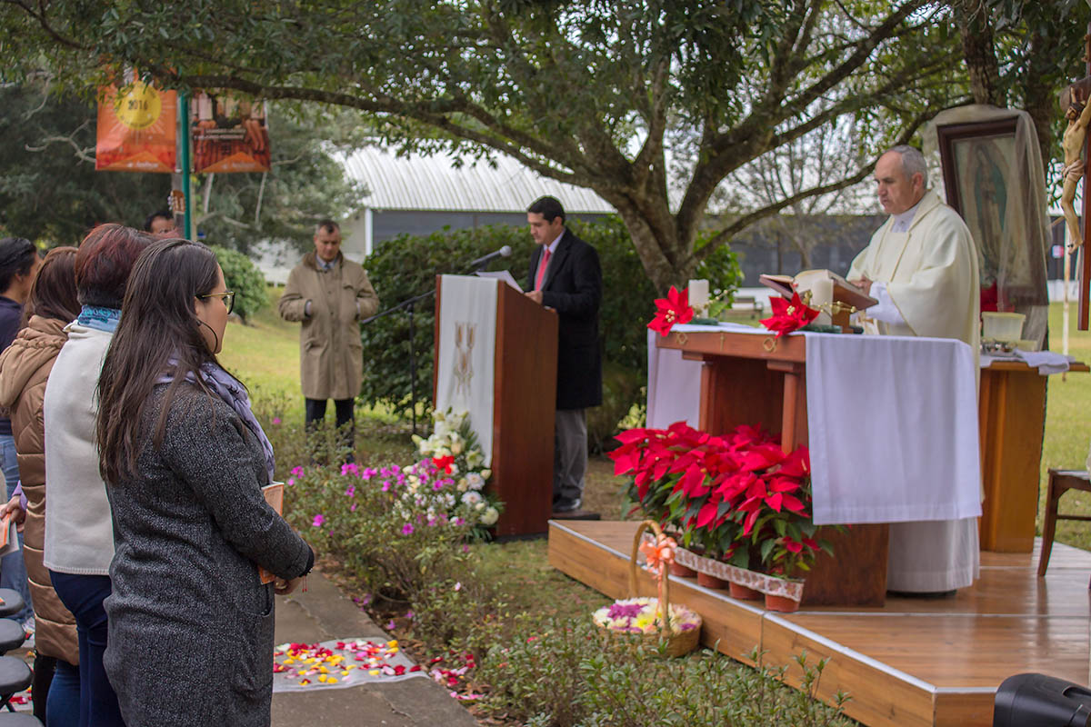 2 / 8 - La Comunidad Anáhuac en oración ante la Virgen de Guadalupe