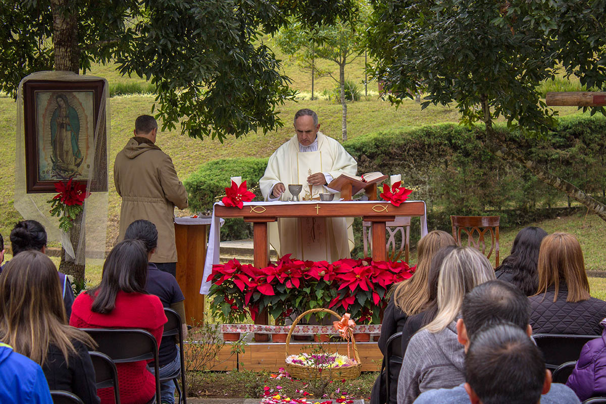 3 / 8 - La Comunidad Anáhuac en oración ante la Virgen de Guadalupe