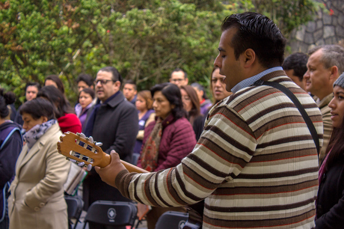 4 / 8 - La Comunidad Anáhuac en oración ante la Virgen de Guadalupe