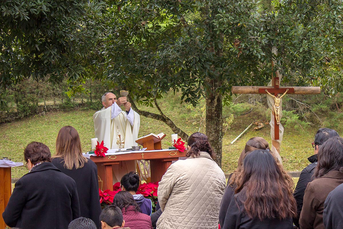 5 / 8 - La Comunidad Anáhuac en oración ante la Virgen de Guadalupe