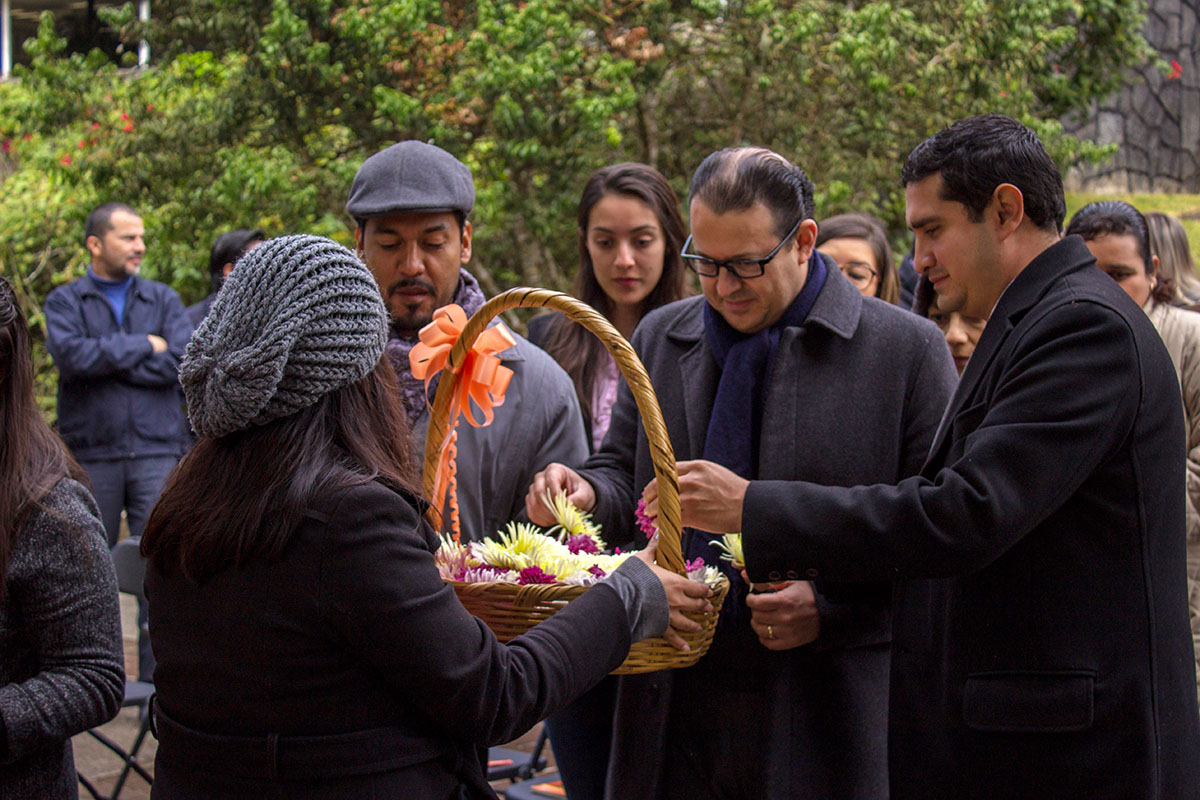 6 / 8 - La Comunidad Anáhuac en oración ante la Virgen de Guadalupe