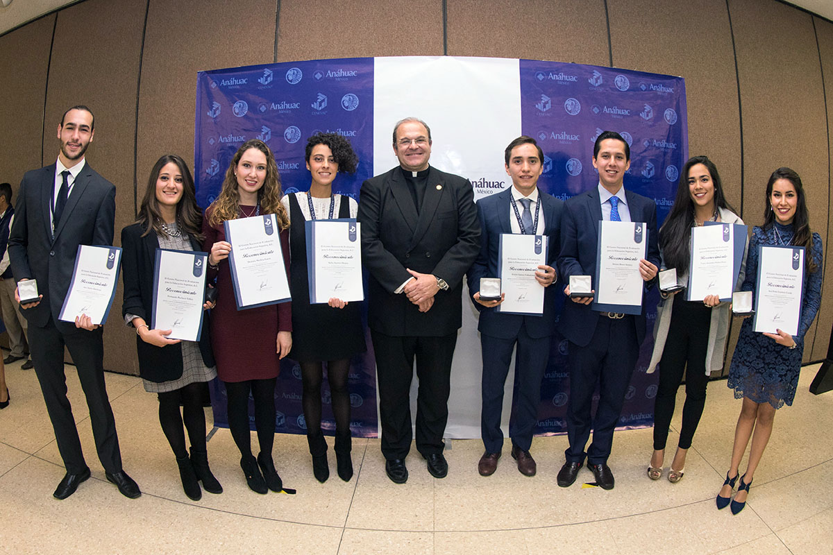 11 / 11 - 64 Alumnos de la Red Anáhuac reciben Premio CENEVAL EGEL a la Excelencia