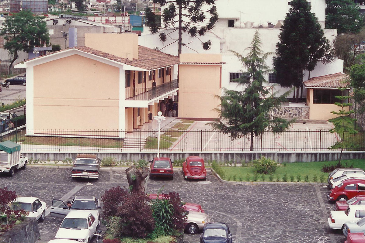 1 / 17 - - 1993, Primer edificio.