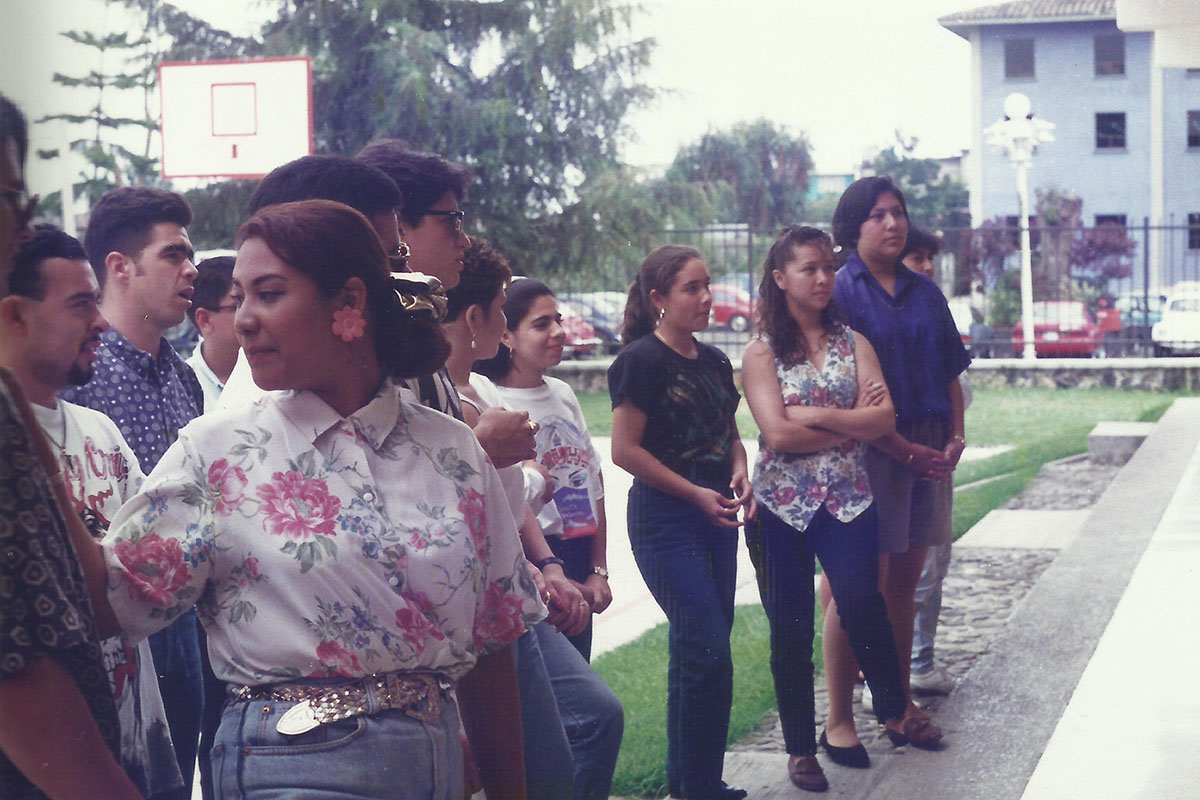 6 / 17 - - 1993, Primera generación en el primer día de clases.