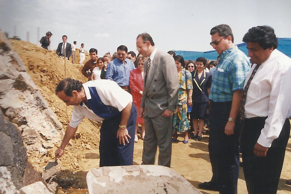 9 / 17 - - 1996, Sr. Alfredo Chedraui, presidente del patronato, coloca la primera piedra.