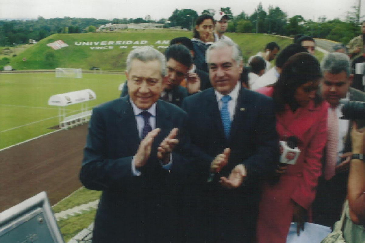 16 / 17 - - Lic. Miguel Alemán inaugura el Estadio.