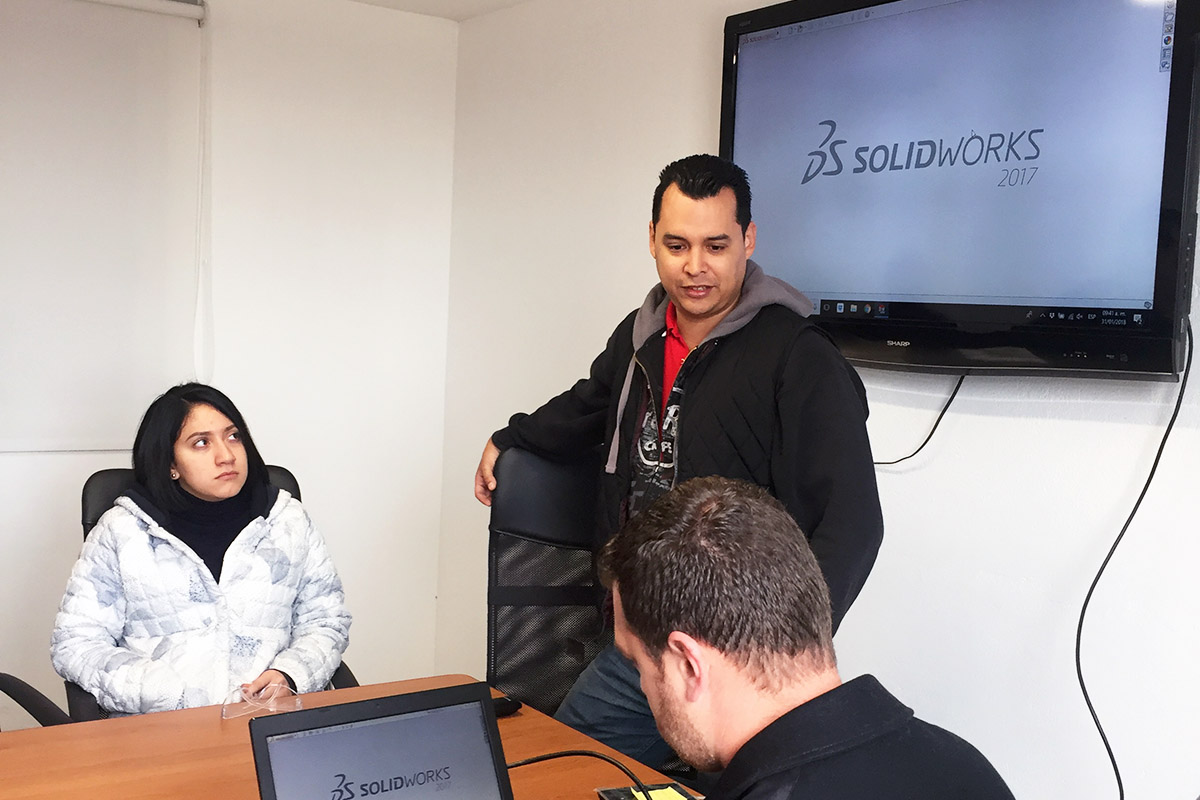 2 / 5 - Alumnos de Ingeniería visitan la Planta Industrial de Digitop