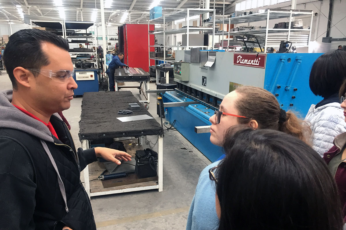 3 / 5 - Alumnos de Ingeniería visitan la Planta Industrial de Digitop