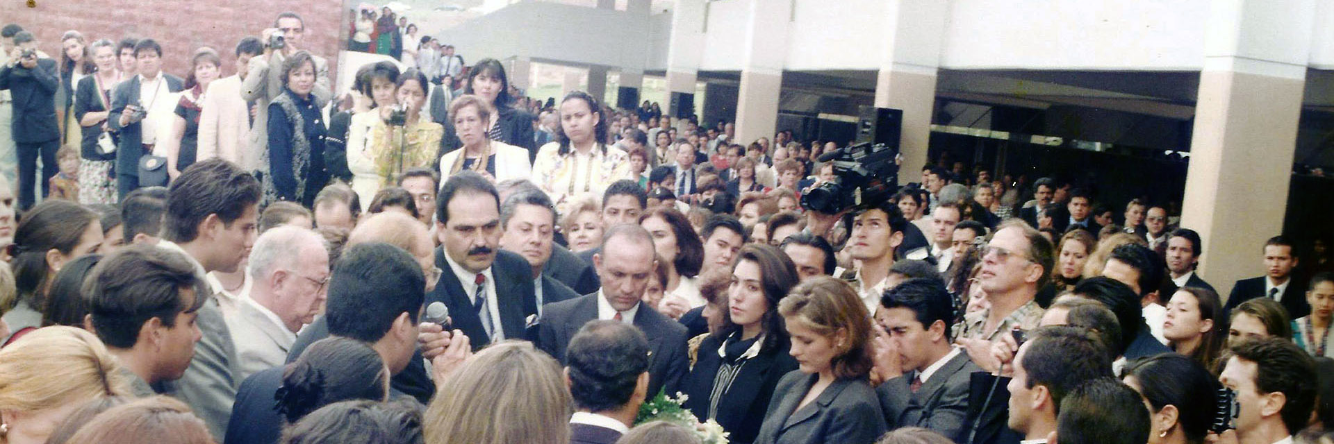 1998 / Autoridades inauguran el Campus.