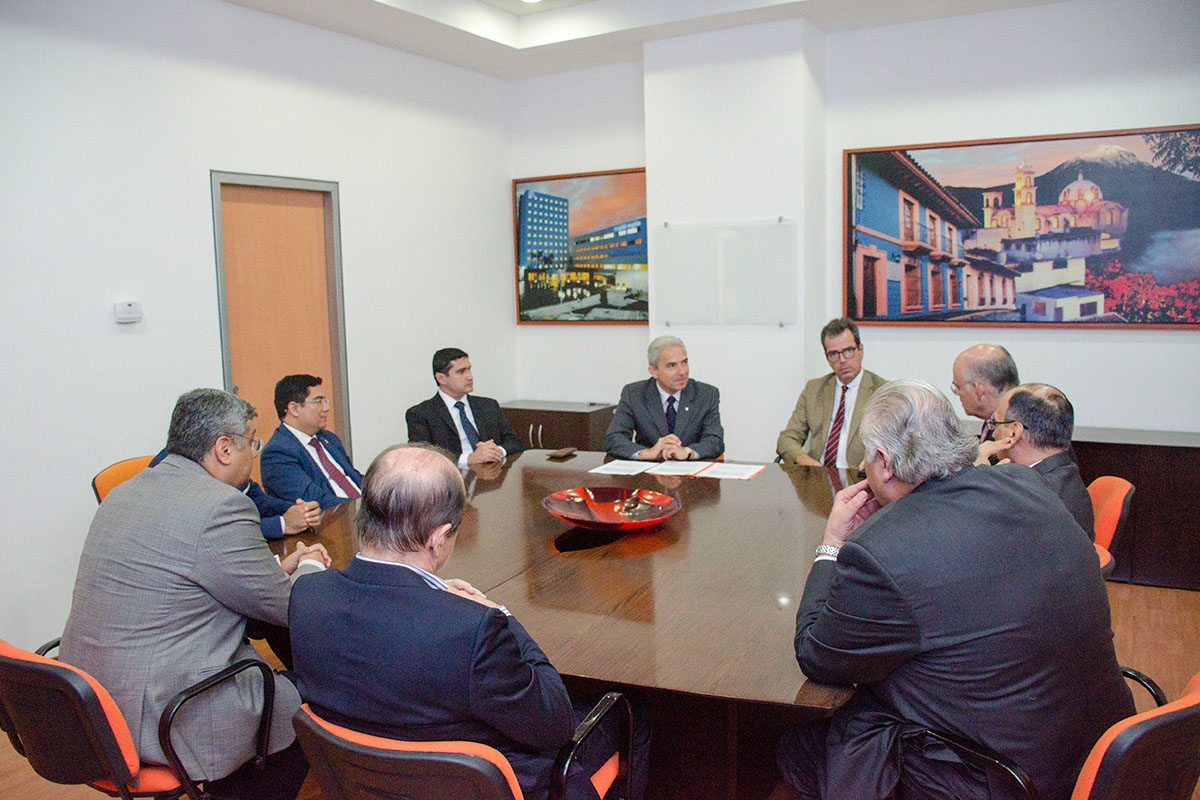 2 / 8 - Universidad Anáhuac firma convenio con el Hospital Ángeles