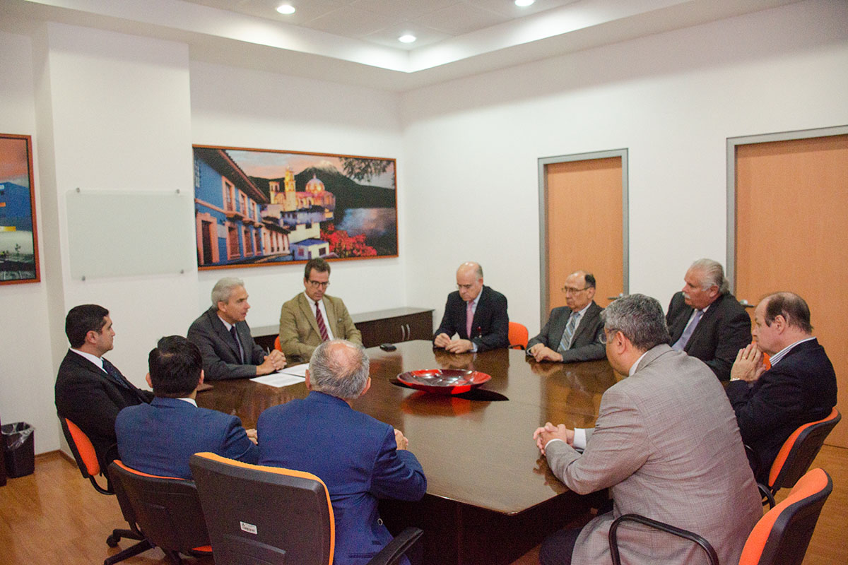 3 / 8 - Universidad Anáhuac firma convenio con el Hospital Ángeles