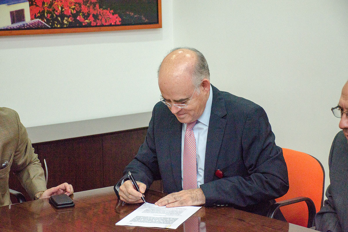 5 / 8 - Universidad Anáhuac firma convenio con el Hospital Ángeles