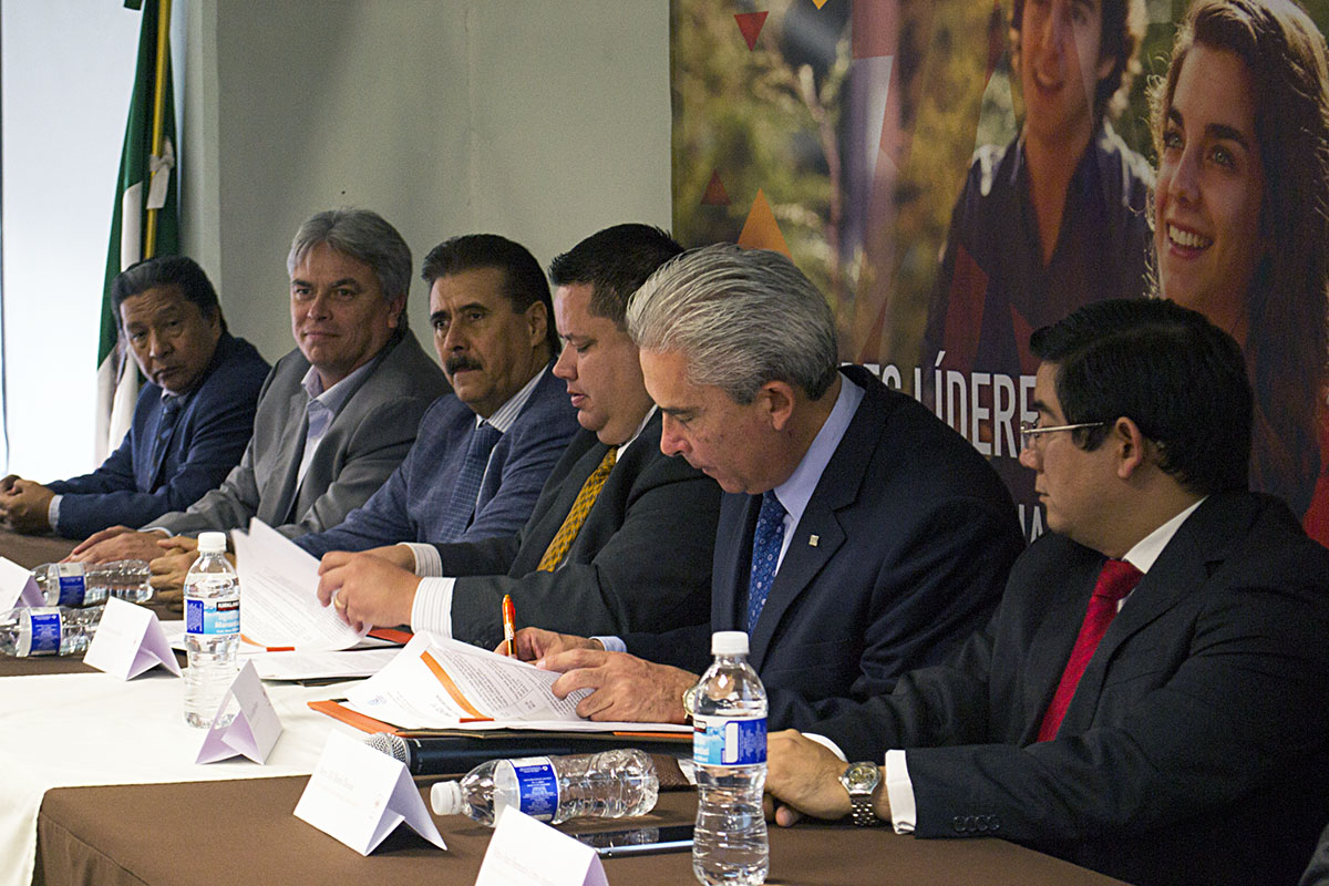 3 / 8 - Empresarios participan en firma de Convenio y Conferencia Magna