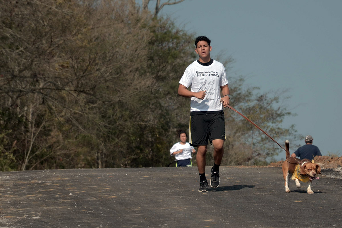 12 / 36 - Corriendo con mi Mejor Amigo: Una Carrera con Causa