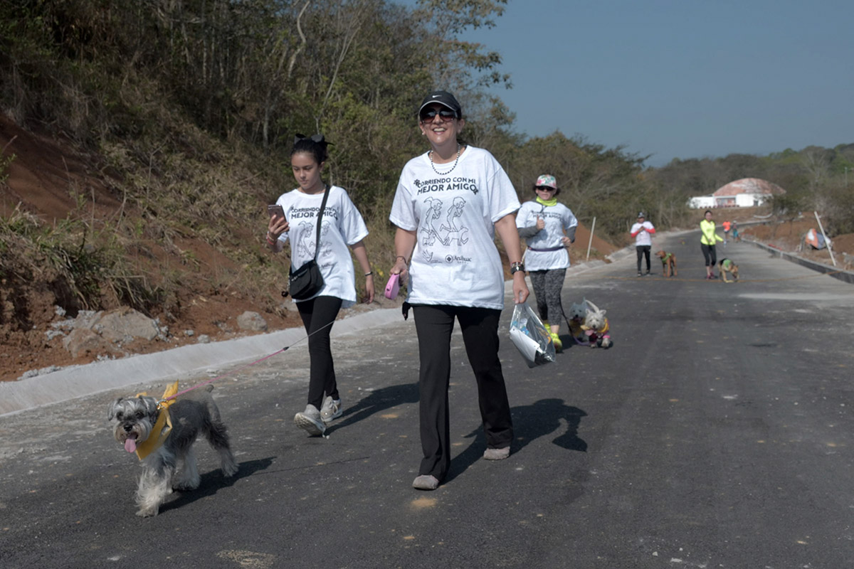 15 / 36 - Corriendo con mi Mejor Amigo: Una Carrera con Causa