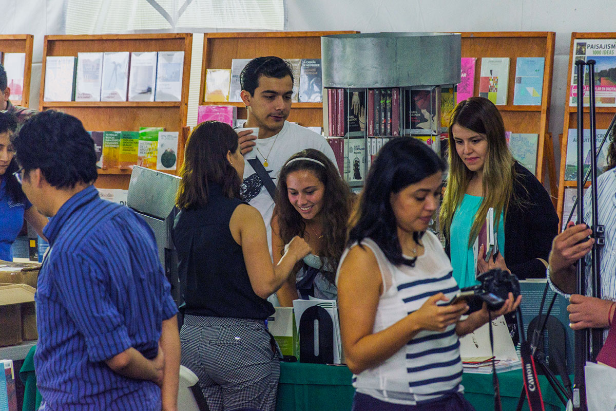 8 / 12 - Feria del Libro: E²AX Exhibición Editorial Anáhuac Xalapa