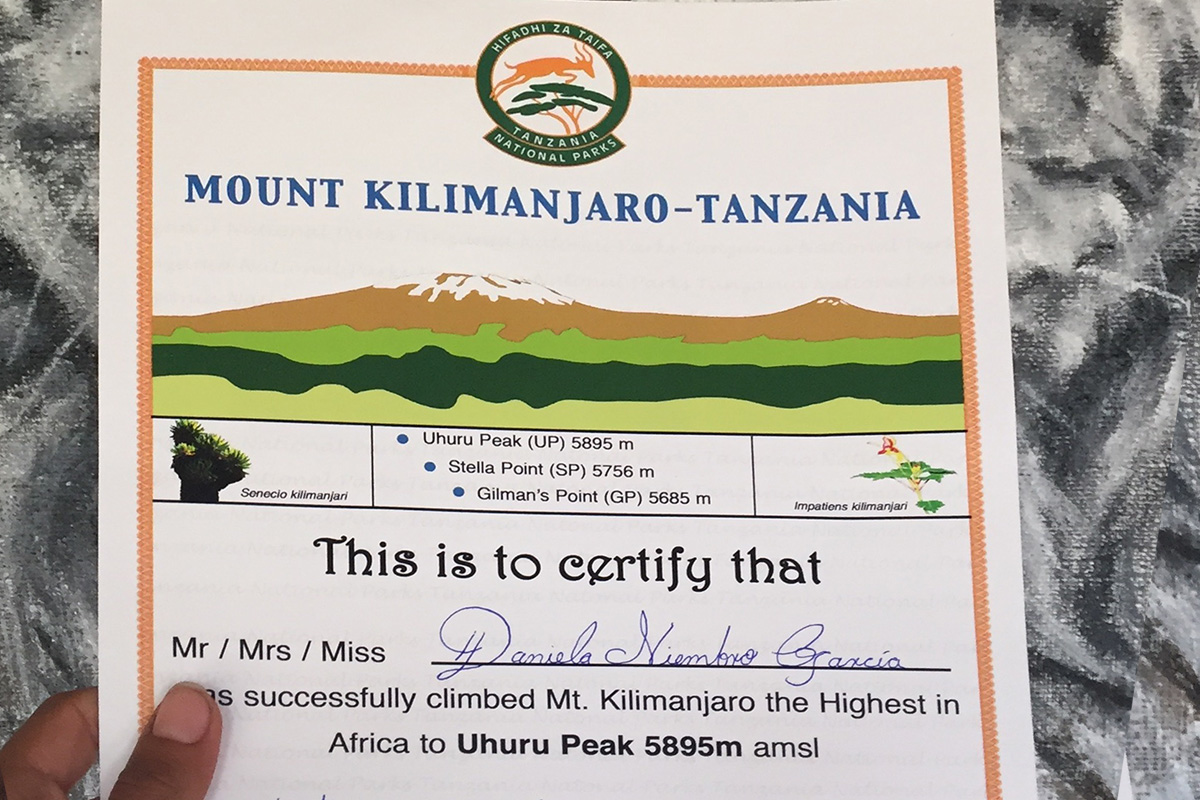 2 / 4 - Alumna de Administración asciende el Monte Kilimanjaro