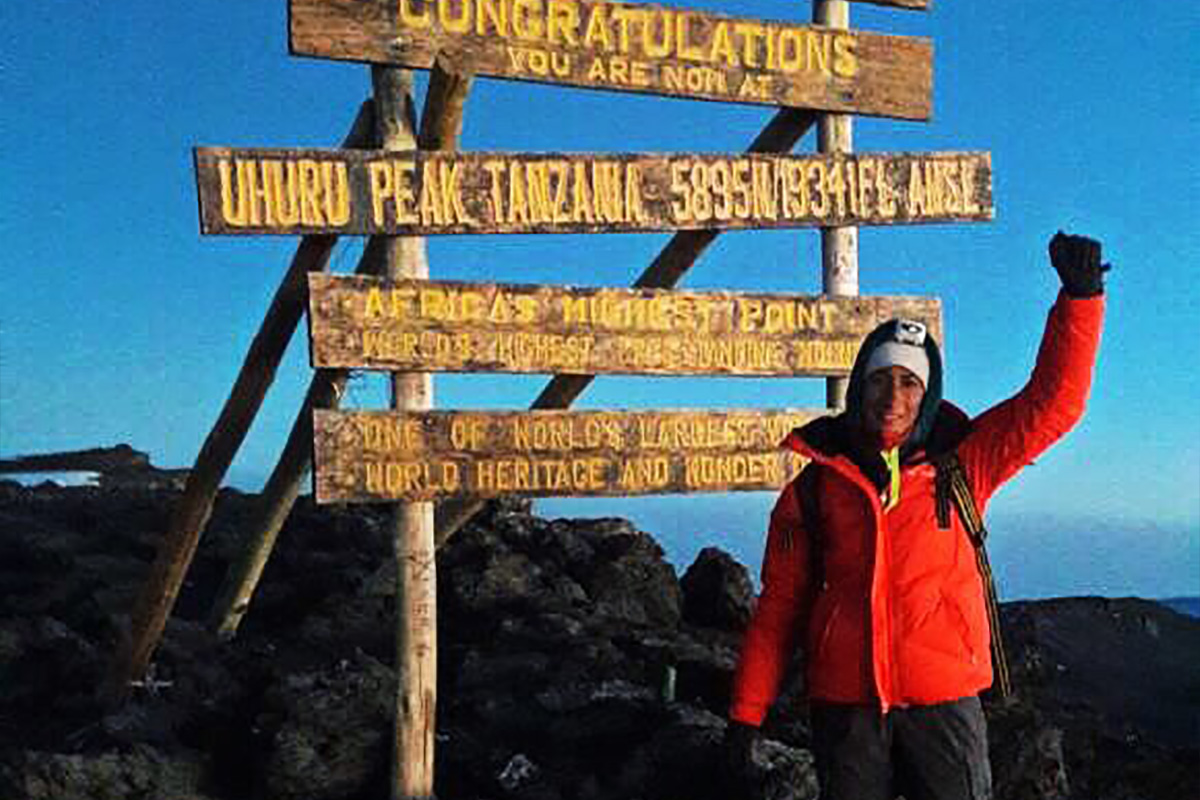 1 / 4 - Alumna de Administración asciende el Monte Kilimanjaro