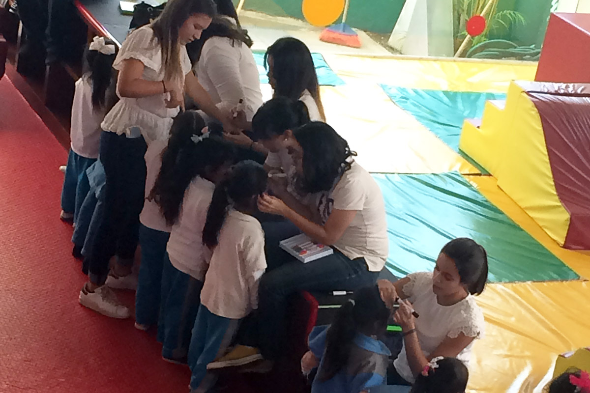 1 / 8 - Soñar Despierto y ASUA festejan a más de 250 niños en su día