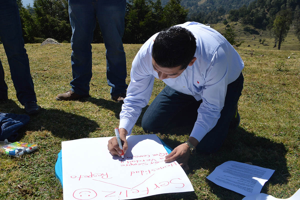 1 / 4 - Grupo ASUA y Asadero Cien visitaron comunidad en Xico