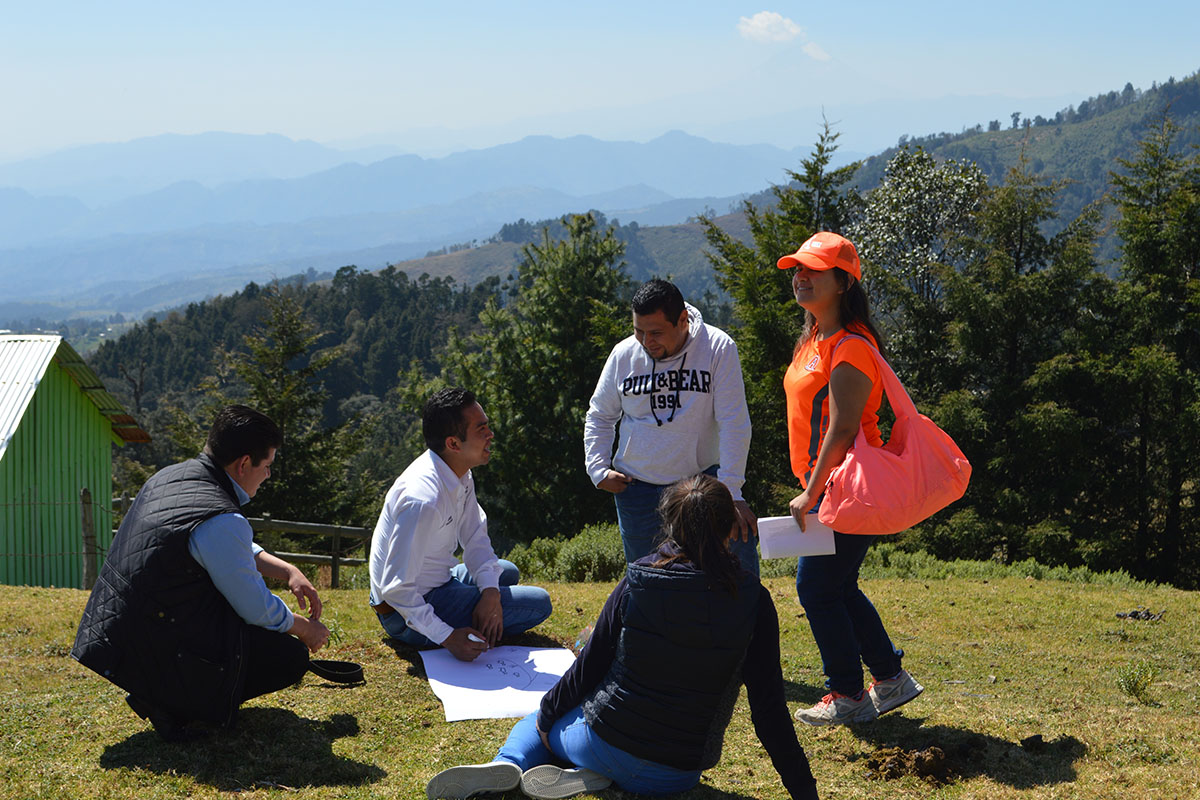 2 / 4 - Grupo ASUA y Asadero Cien visitaron comunidad en Xico