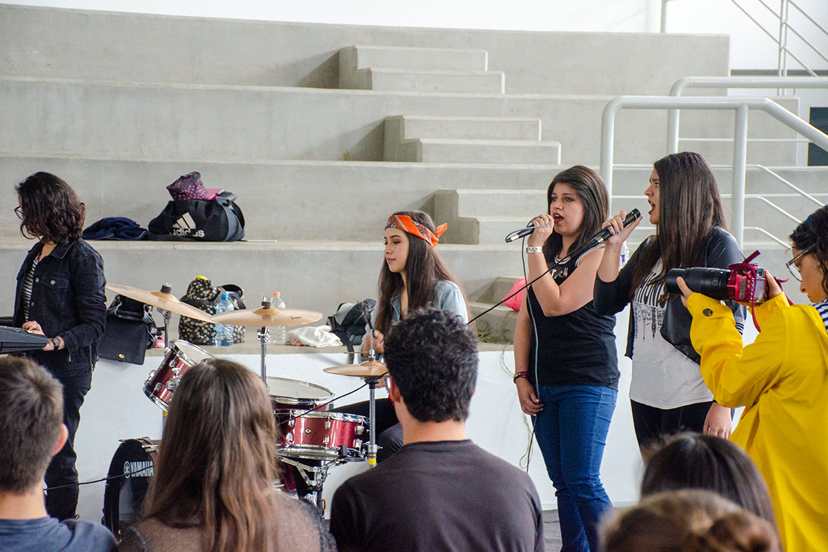 2 / 17 - Alumnos de Cuarto Semestre presentaron la obra La Era Del Rock