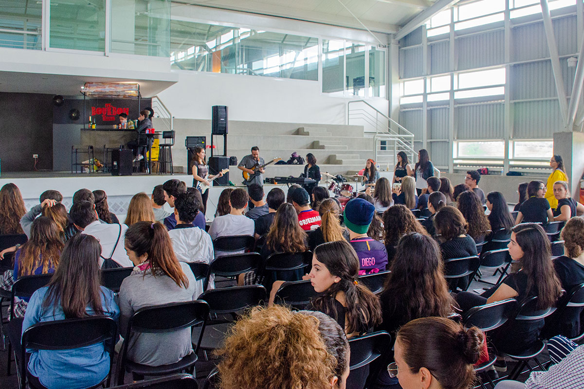 3 / 17 - Alumnos de Cuarto Semestre presentaron la obra La Era Del Rock