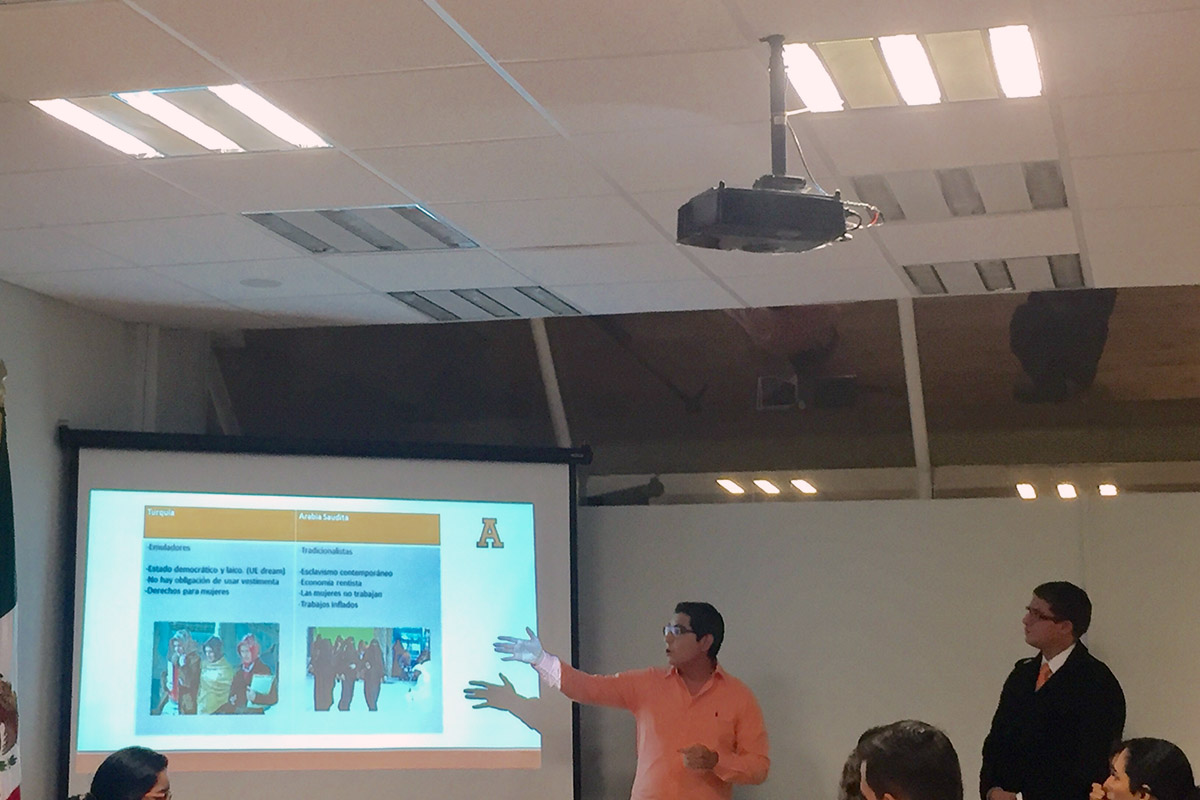 3 / 6 - Presentación de cursos en línea por alumnos de Derecho 3 / 6 - Presentación de cursos en línea por alumnos de Derecho